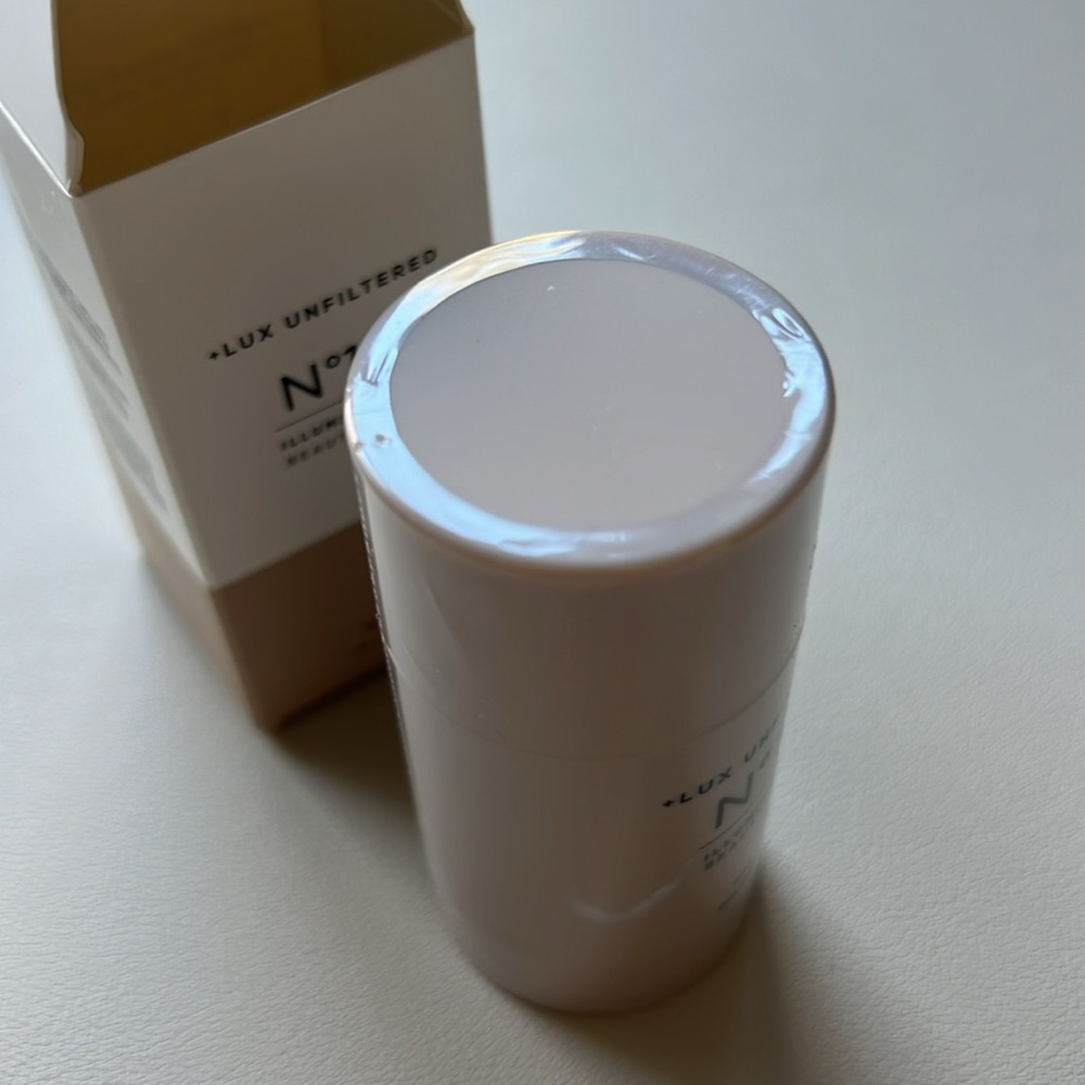 Luxe Unfiltered N18 illuminating Beauty Balm - Picture 3 of 4